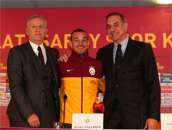 Sneijder'ın imza attığı günden ilk fotoğraflar!