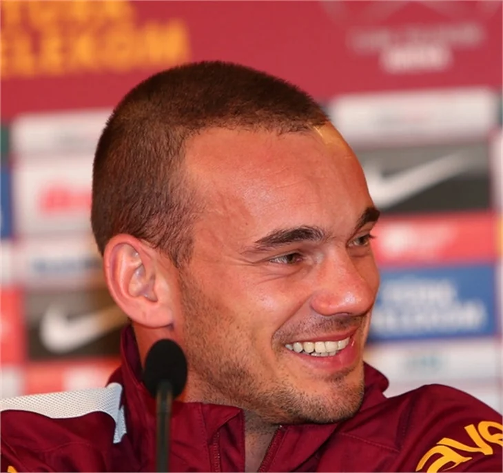 Sneijder'ın imza attığı günden ilk fotoğraflar!