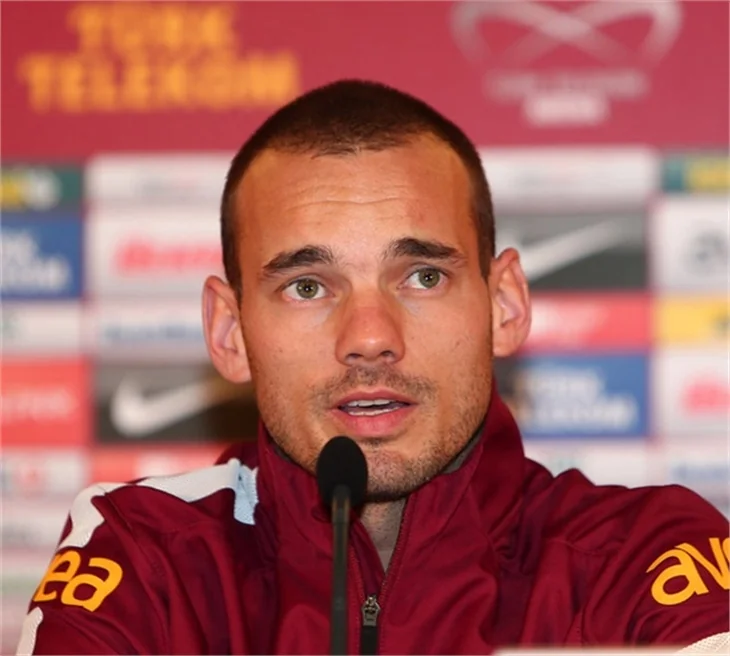 Sneijder'ın imza attığı günden ilk fotoğraflar!