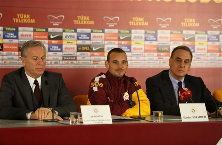 Sneijder'ın imza attığı günden ilk fotoğraflar!