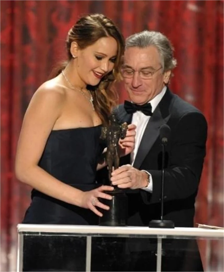 Jennifer Lawrence'ın elbise kazası!
