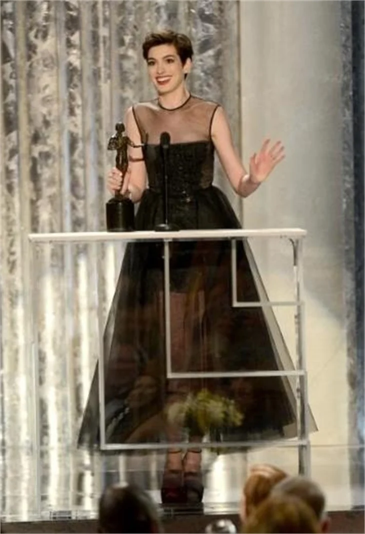 Jennifer Lawrence'ın elbise kazası!