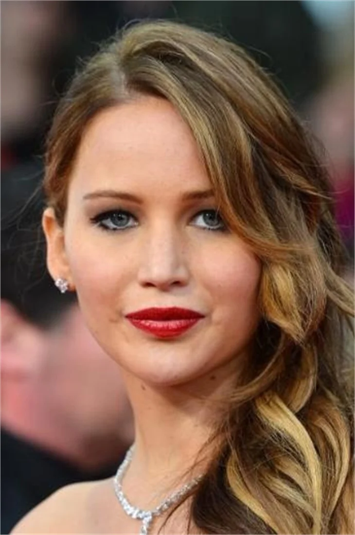 Jennifer Lawrence'ın elbise kazası!