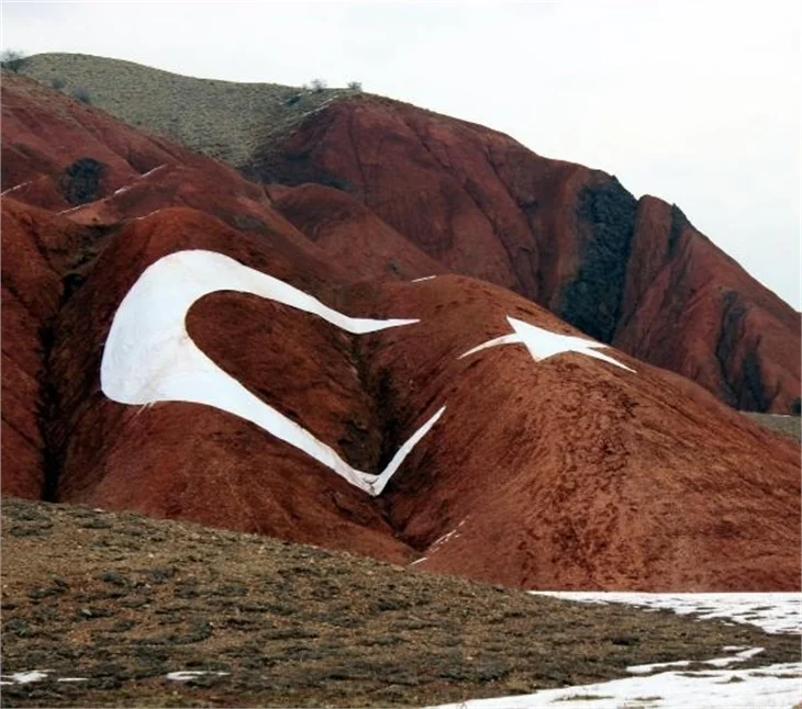 Dağdaki ay-yıldız, görenleri şaşırtıyor