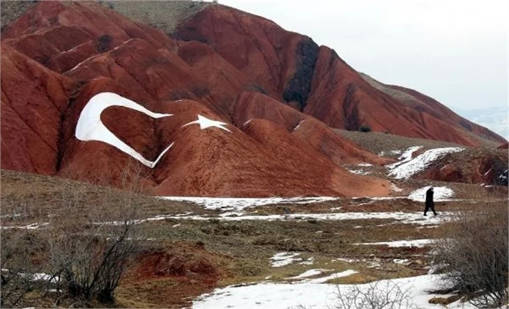 Dağdaki ay-yıldız, görenleri şaşırtıyor