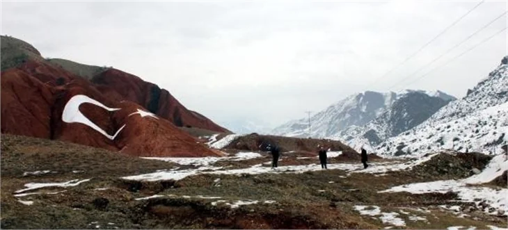 Dağdaki ay-yıldız, görenleri şaşırtıyor