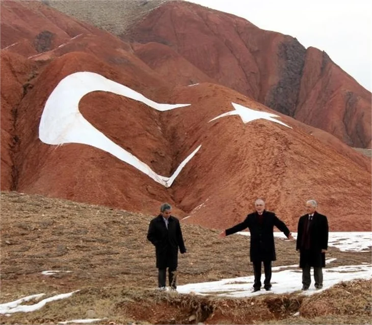 Dağdaki ay-yıldız, görenleri şaşırtıyor