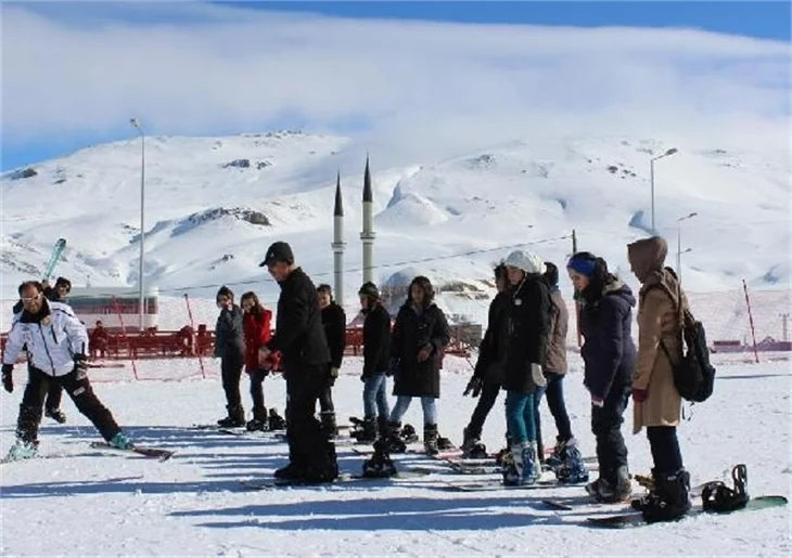 Kayseri'de liseli kızlara kayak ve snowboard eğitimi