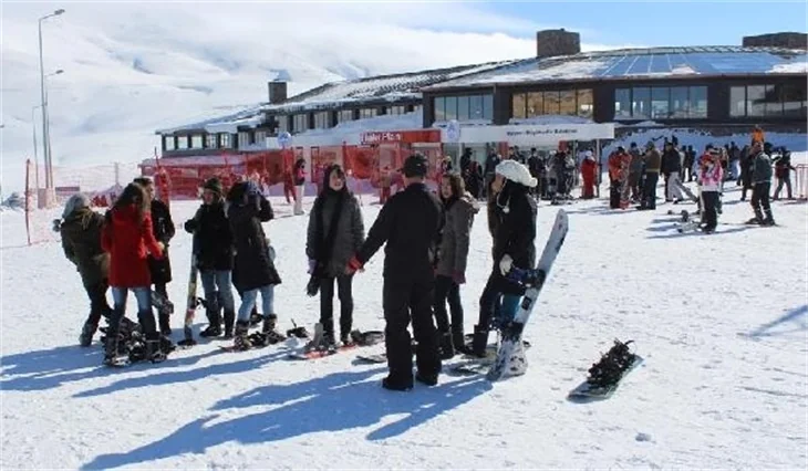 Kayseri'de liseli kızlara kayak ve snowboard eğitimi
