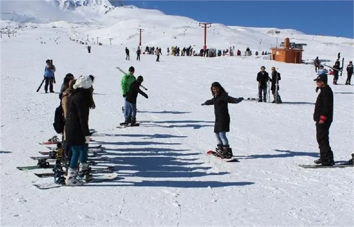 Kayseri'de liseli kızlara kayak ve snowboard eğitimi