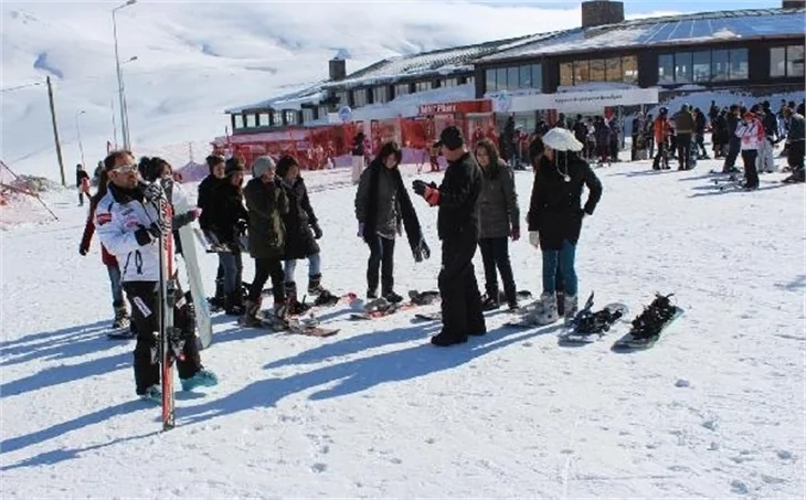 Kayseri'de liseli kızlara kayak ve snowboard eğitimi