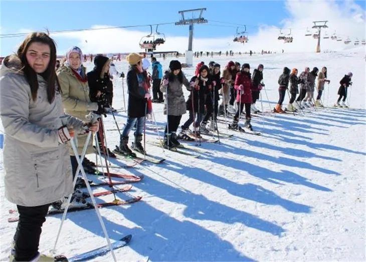 Kayseri'de liseli kızlara kayak ve snowboard eğitimi