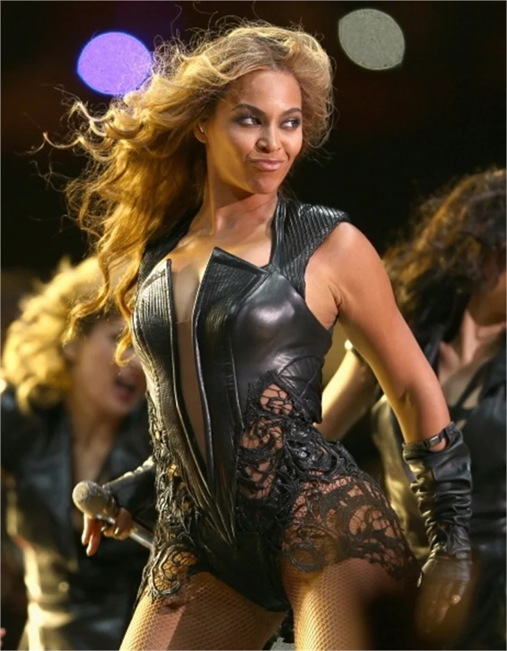 Beyonce Super Bowl'da nefes kesti!