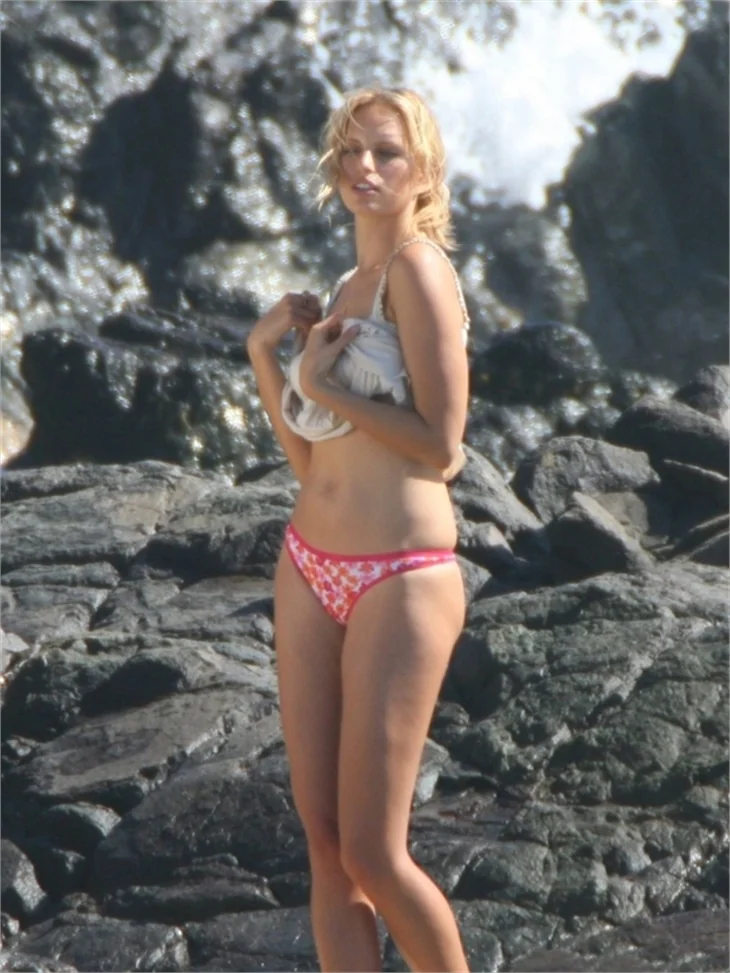 Karolina Kurkova sahilde böyle görüntülendi!