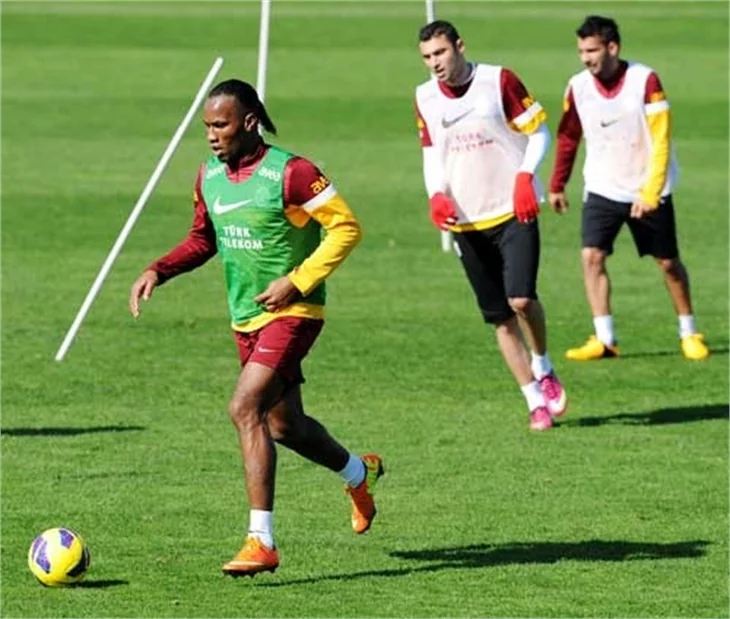 Didier Drogba ve Burak Yılmaz kucaklaştı!