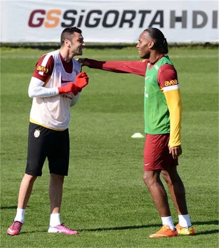 Didier Drogba ve Burak Yılmaz kucaklaştı!