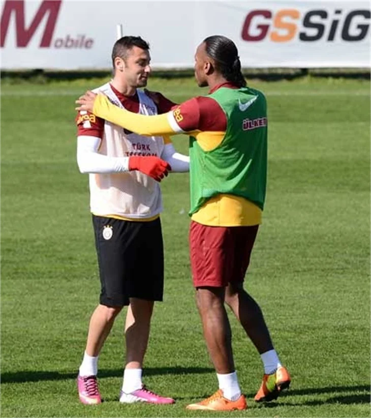 Didier Drogba ve Burak Yılmaz kucaklaştı!