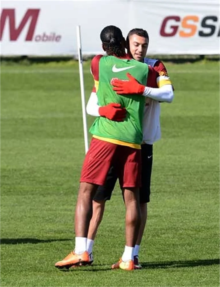 Didier Drogba ve Burak Yılmaz kucaklaştı!