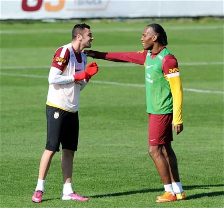 Didier Drogba ve Burak Yılmaz kucaklaştı!