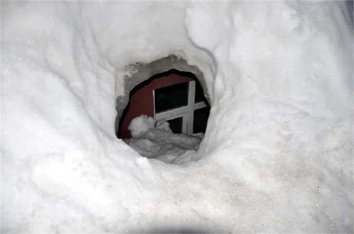 Hakkari'deki okul kara gömüldü