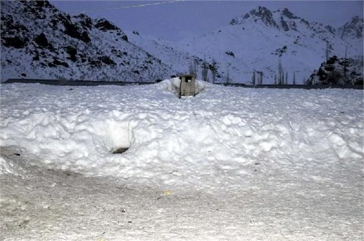 Hakkari'deki okul kara gömüldü