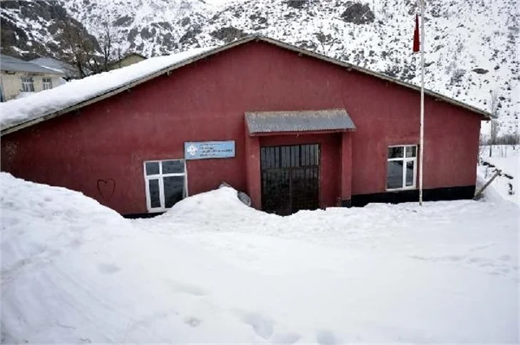 Hakkari'deki okul kara gömüldü