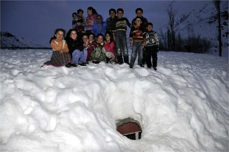 Hakkari'deki okul kara gömüldü