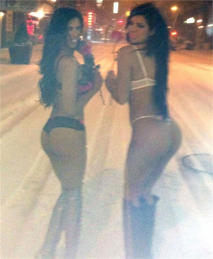 Suelyn Medeiros karlı sokaklarda...