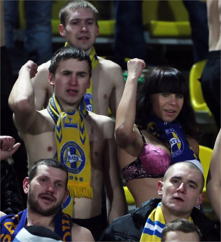 Kadın taraftar tribünde soyundu!