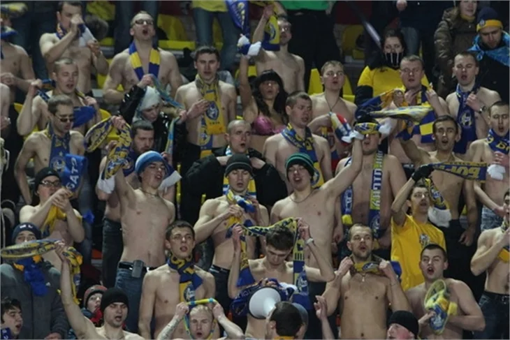 Kadın taraftar tribünde soyundu!