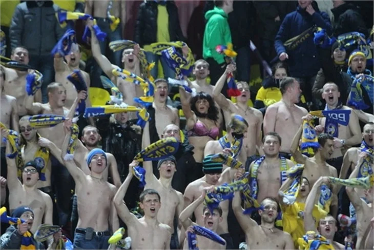 Kadın taraftar tribünde soyundu!