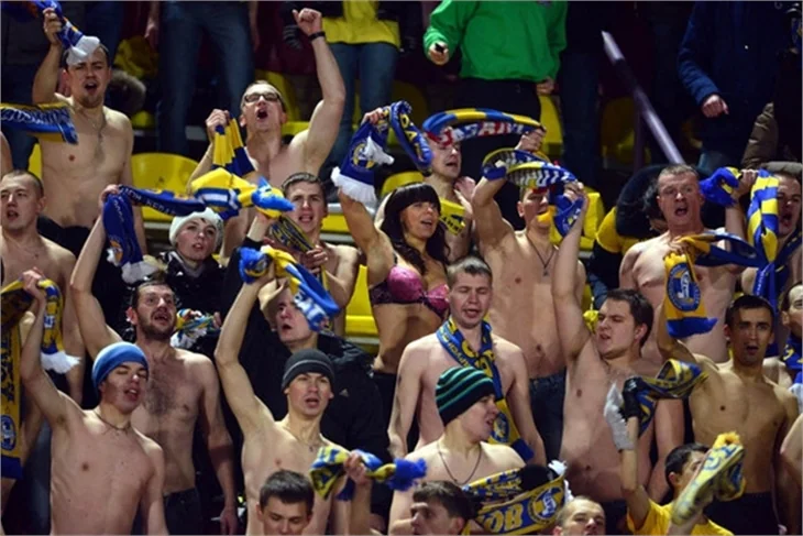 Kadın taraftar tribünde soyundu!