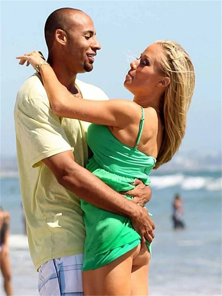 Kendra Wilkinson'un sahil keyfi...
