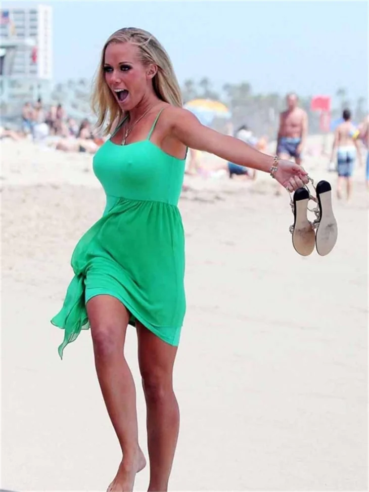 Kendra Wilkinson'un sahil keyfi...