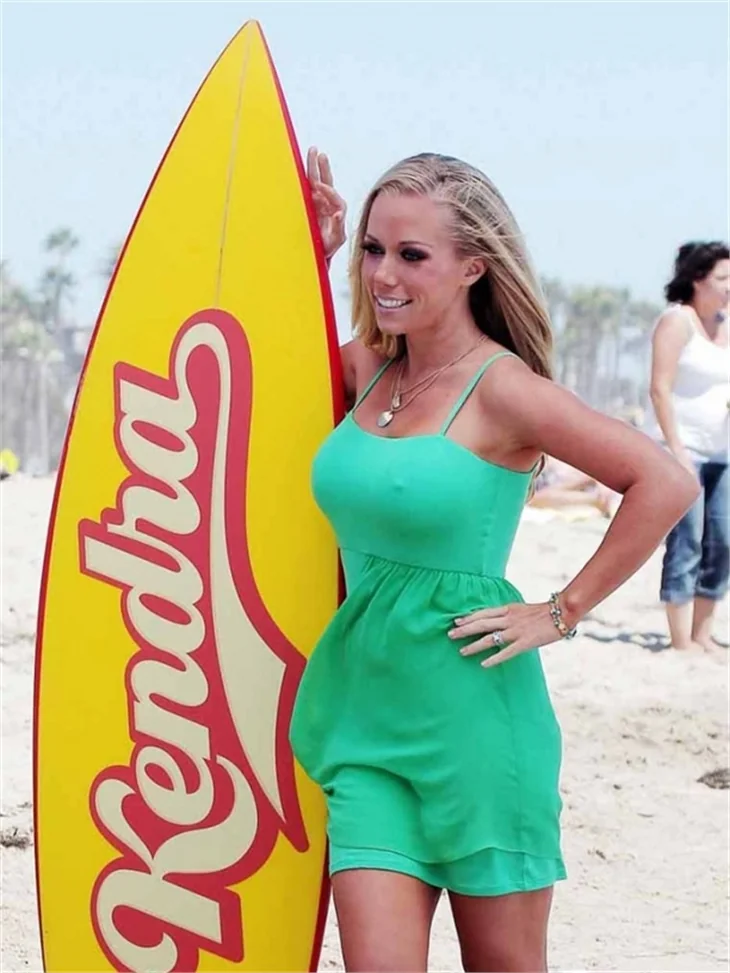 Kendra Wilkinson'un sahil keyfi...