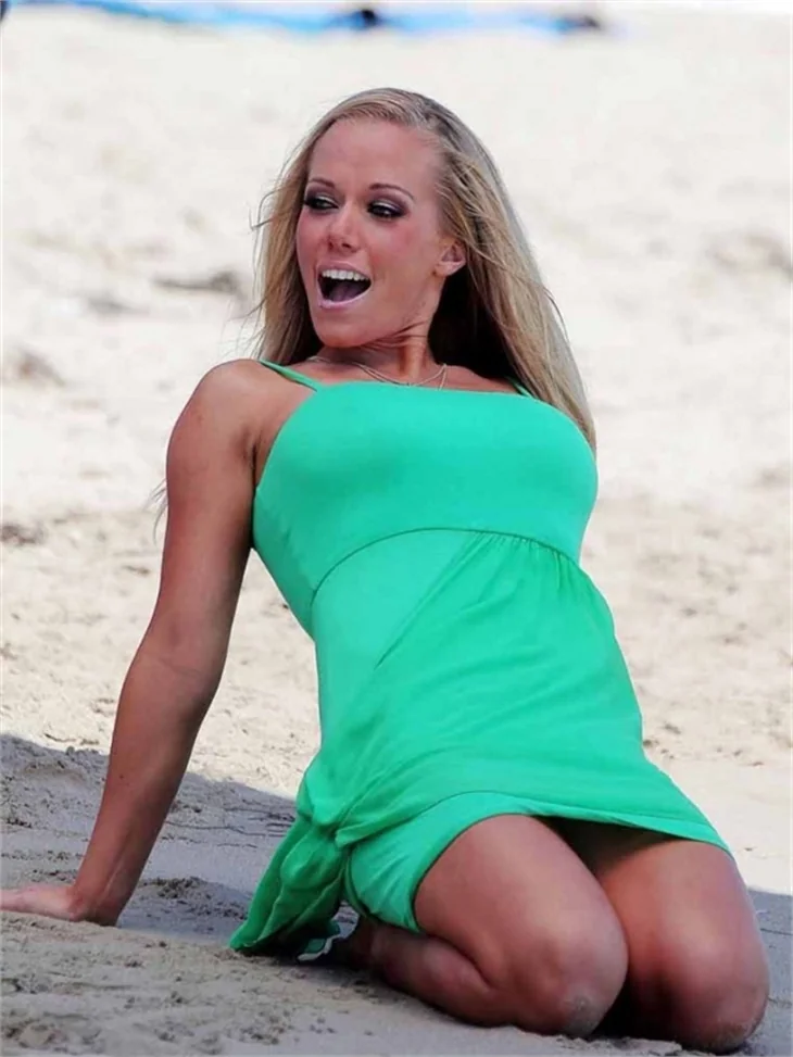 Kendra Wilkinson'un sahil keyfi...