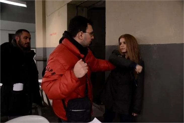 Beren Saat'ten dövüş taktikleri!