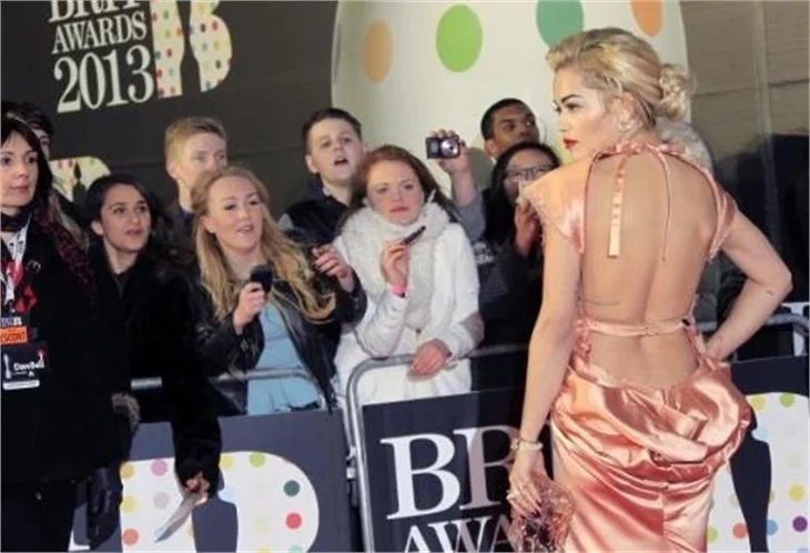 'BRIT' ödüllerinde dekolteler yarışı!