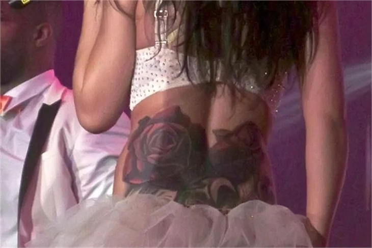 Cheryl Cole güllerini gösterdi!