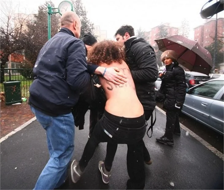 Femen, Berlusconi'yi protesto etti!