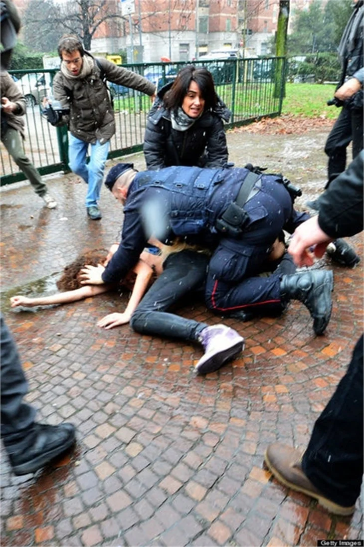 Femen, Berlusconi'yi protesto etti!