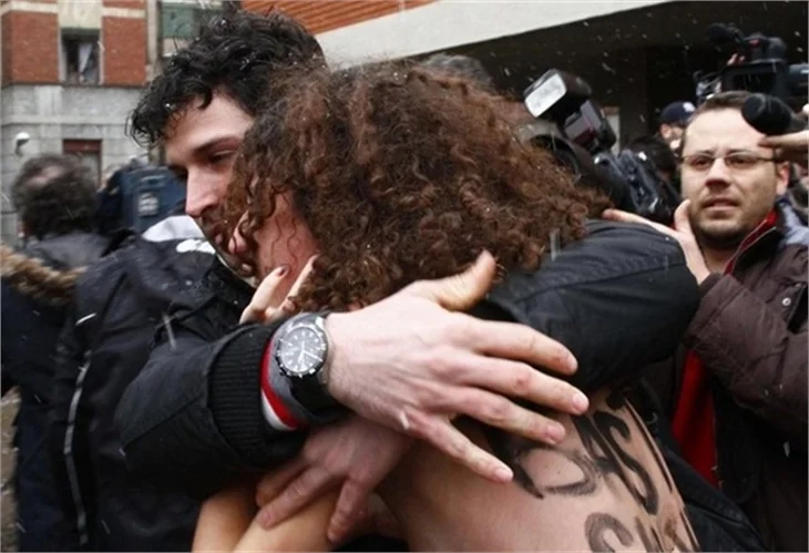 Femen, Berlusconi'yi protesto etti!