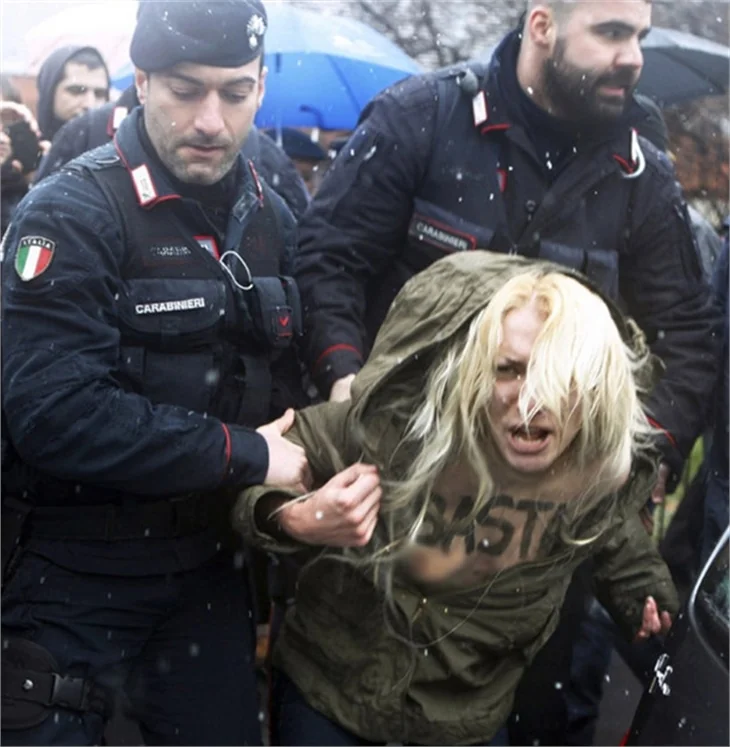 Femen, Berlusconi'yi protesto etti!