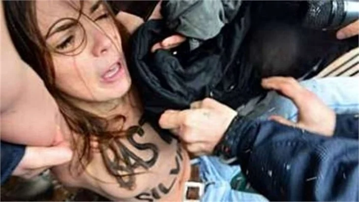 Femen, Berlusconi'yi protesto etti!