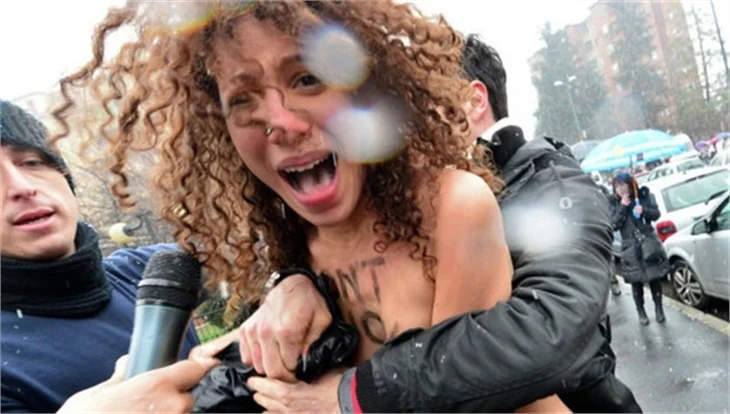 Femen, Berlusconi'yi protesto etti!