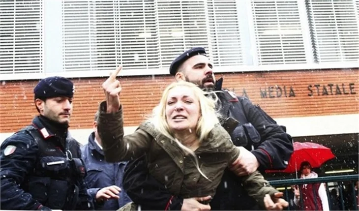 Femen, Berlusconi'yi protesto etti!