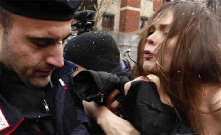 Femen, Berlusconi'yi protesto etti!