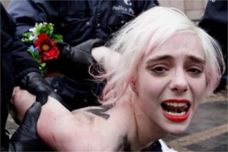 Femen, Berlusconi'yi protesto etti!