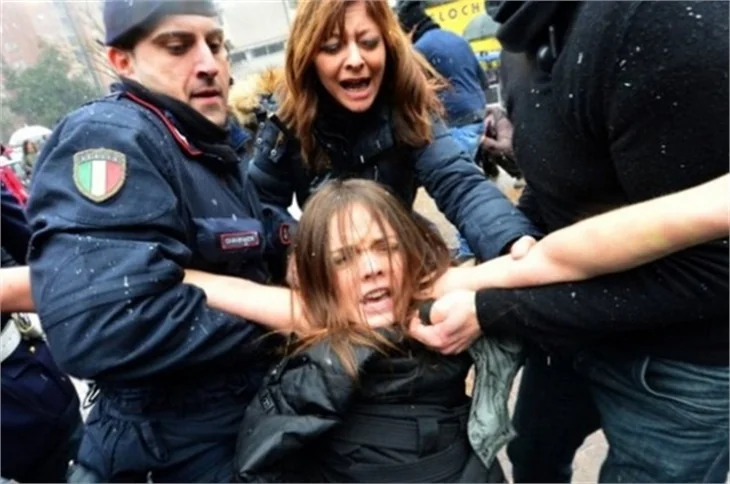 Femen, Berlusconi'yi protesto etti!