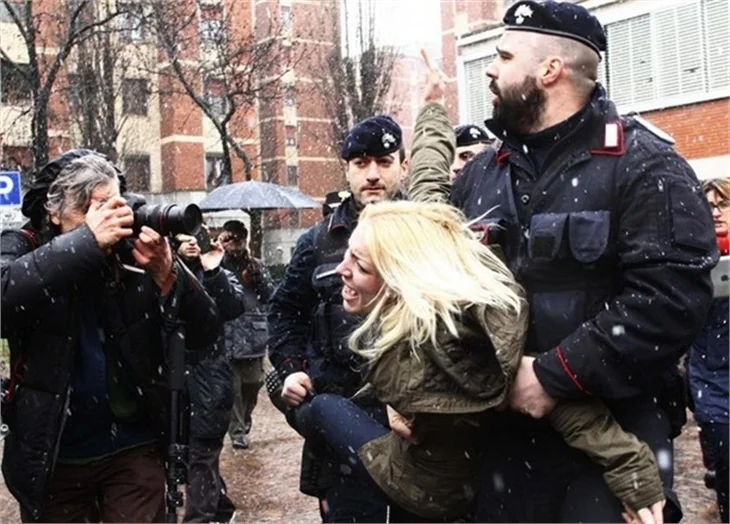Femen, Berlusconi'yi protesto etti!